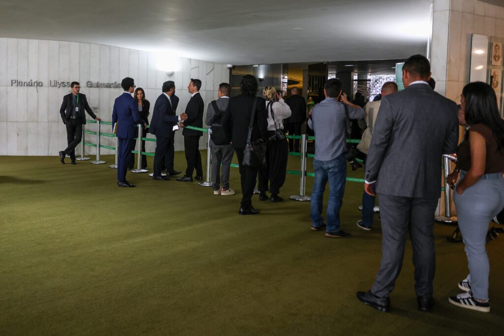 Bolsonaristas ocupam auditório da Câmara para bloquear volta dos trabalhos