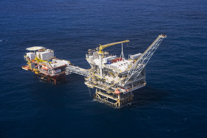 Em sessão volátil, petróleo recua com nova tarifa dos EUA sobre a Índia no radar