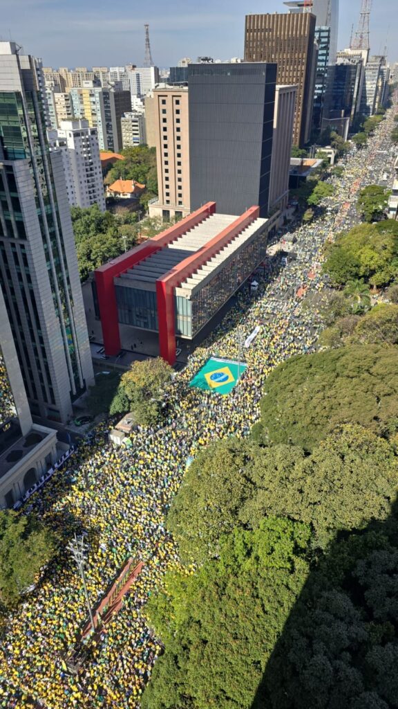 Ato em São Paulo tenta distanciar Bolsonaro de tarifaço de Trump contra Brasil
