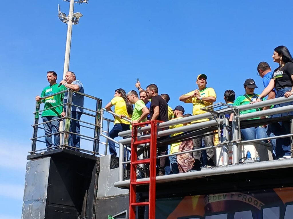 Bolsonaro participa por telefone de manifestação em Copacabana
