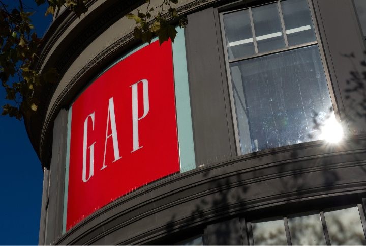 CEO da Gap aposta em beleza e acessórios para impulsionar crescimento; ações sobem