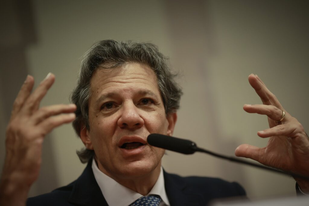 Objetivo de Trump é manter o Brasil como fornecedor de matéria-prima, diz Haddad
