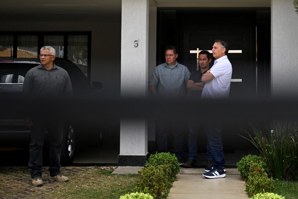 Direita emplaca ‘BolsonaroFree’ nas redes e acirra divisão sobre julgamento, segundo Quaest