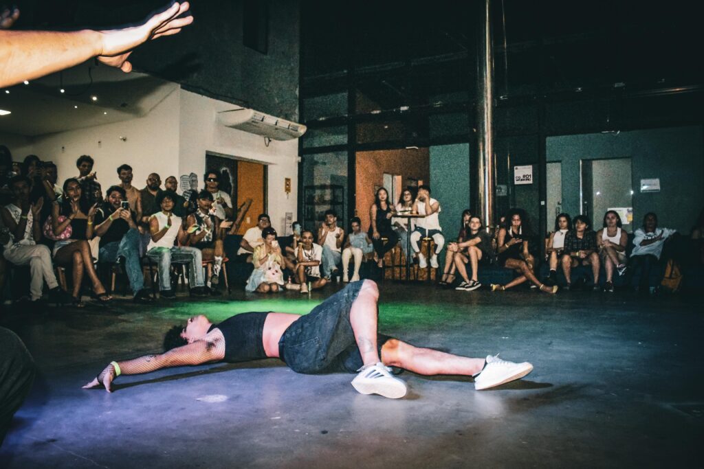 Mini Ball leva cultura ballroom para o Sou Manaus Passo a Paço 2025  No dia 7 de setembro, às 19h, o Espaço Cultura Urbana recebe o Mini Ball, dentro da programação do festival #SouManaus Passo a Paço 2025, o maior evento gratuito de artes integradas do Brasil.  A proposta é apresentar ao grande público a energia da cultura ballroom, movimento que celebra a diversidade, a liberdade de expressão e a força de corpos dissidentes.  Com categorias que valorizam a beleza, a performance, a moda e a dança, o Mini Ball recria no coração de Manaus a atmosfera vibrante dos bailes que nasceram da resistência negra e latina em Nova York nos anos 1970. No contexto amazônico, a ballroom ganha novos contornos, trazendo referências da cultura local e reafirmando a potência de artistas LGBTQIAPN+ da região.  Segundo Mariellen Kuma gestora da KUMA Espaço de Criação e pioneira na comunidade ballroom desde seus primórdios em 2019, o momento é histórico:  Os bailes são momentos de celebração da vida e da diversidade. Estar agora dentro da programação do Sou Manaus é um reconhecimento da nossa trajetória, da qualidade do nosso trabalho enquanto produtora cultural, e da cultura ballroom como parte viva e potente da cultura amazonense.  O Mini Ball é uma coprodução entre a Kuma Espaço de Criação e a Kiki House of Shaolin, com equipe formada integralmente por pessoas da cena ballroom manauara. Entre as categorias deste ano, estão:  Face  Bela e Poc: inspirado na Belle Époque de Manaus, em chave de ironia e ressignificação.  Runway  Ruas de Manaus: looks urbanos que contam histórias da cidade.  Best Dressed  Soft Encante: figurinos inspirados em mitos e lendas amazônicas.  Vogue Performance  Onça Pintada: dança com looks animal print, evocando a força amazônica.  O evento conta com uma equipe dedicada, composta por integrantes da cena ballroom manauara, garantindo que cada detalhe do evento reflita a cultura, a estética e a potência da comunidade. Os jurades, DJs, chant e comentaristas trazem sua experiência e olhar crítico para conduzir as categorias com atenção, respeito e celebração da diversidade. Jurada 1: Raiana 007 Jurada 2: Mother Ariska Konda Jurada 3: Mother Raposinha Shaolin Chant: Mother Perzpica Shaolin Commentator: Normani Konda  DJ: Noologia Shaolin (Thiago Sales da Silva)  Intérprete de Libras: Elida Alencar  Produção: Mariellen Kuma e Mayara Cabral  As competições premiam 1º lugar com R$ 1.000,00 e 2º lugar com R$ 300,00. A inscrição prévia deve ser feita no site oficial da ManausCult.  ? Evento: Mini Ball  Sou Manaus Passo a Paço 2025  ? Data: 07 de setembro (domingo)  ? Horário: 19h  ? Local: Espaço Cultura Urbana  Passo a Paço  ? Entrada: gratuita   Mais informações: @kumaespacodecriacao | @soumanauspassoapacooficial    Mais informações; (92) 99445-2691 Ascom Maria Fernanda Carmim Fotos: Ana Júlia Amaral