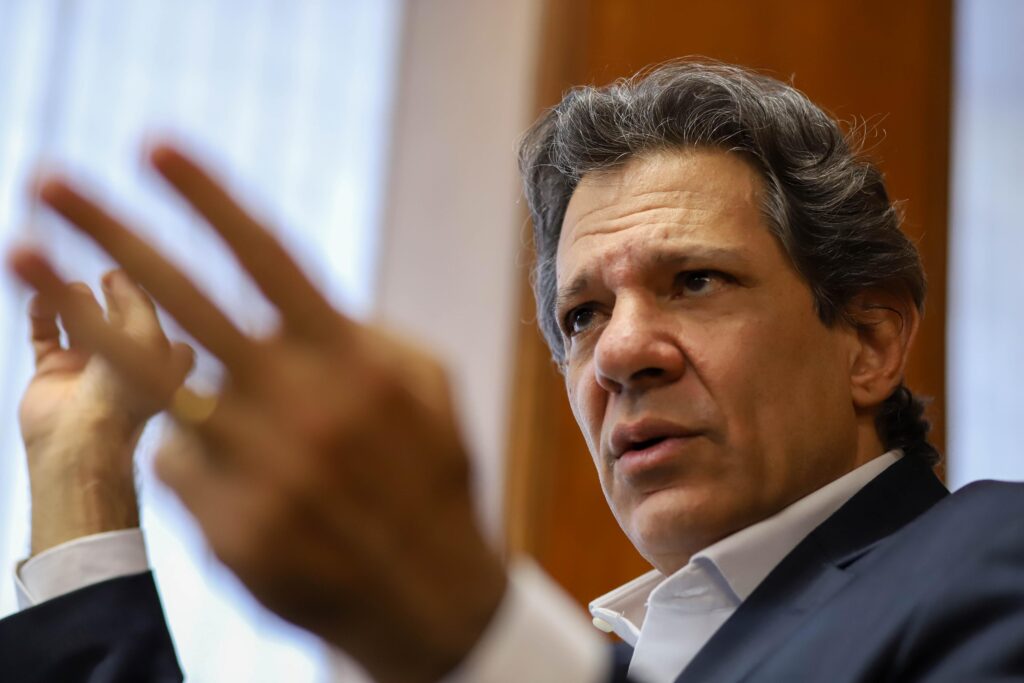 Haddad diz que Tarcísio rasgou a fantasia de político de centro e assumiu o bolsonarismo