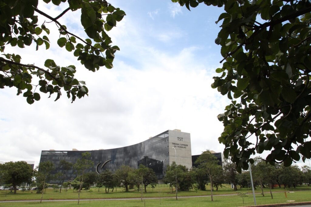 TST: Assistente que ficou grávida durante contrato de aprendizagem tem estabilidade reconhecida