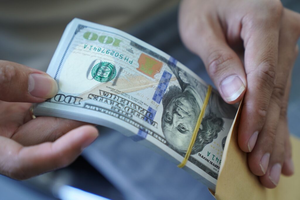 Dólar encerra em leve queda com cenário político e ‘payroll’ no radar