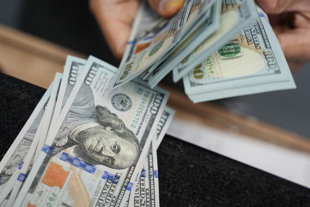 Dólar acelera alta e Ibovespa passa a cair em dia de feriado nos EUA