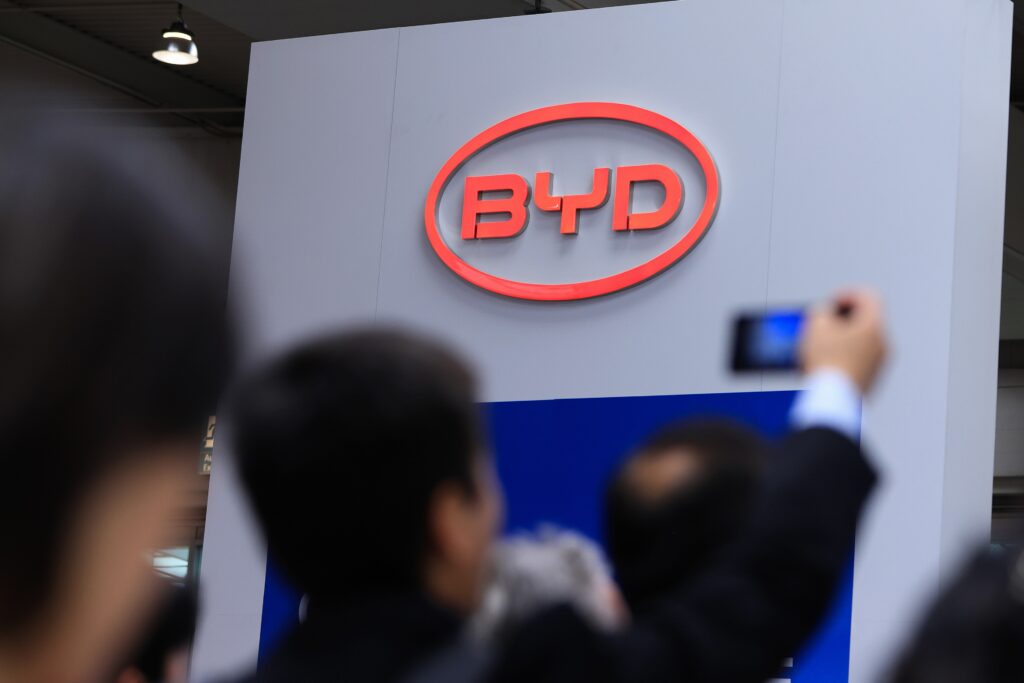 Venda de elétricos continua forte na China, mas lucratividade é preocupação para Tesla, BYD e outras