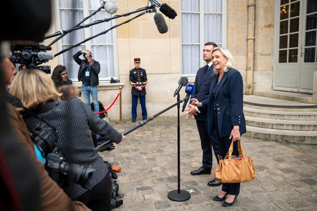 Extrema direita da França descarta apoiar premiê e pede eleições antecipadas Extrema direita da França descarta apoiar premiê e pede eleições antecipadas