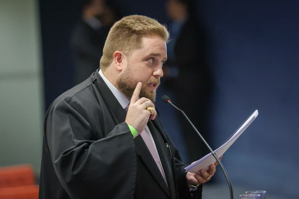 Advogado de Augusto Heleno rompe clima paz e amor e critica Moraes Advogado de Augusto Heleno rompe clima paz e amor e critica Moraes