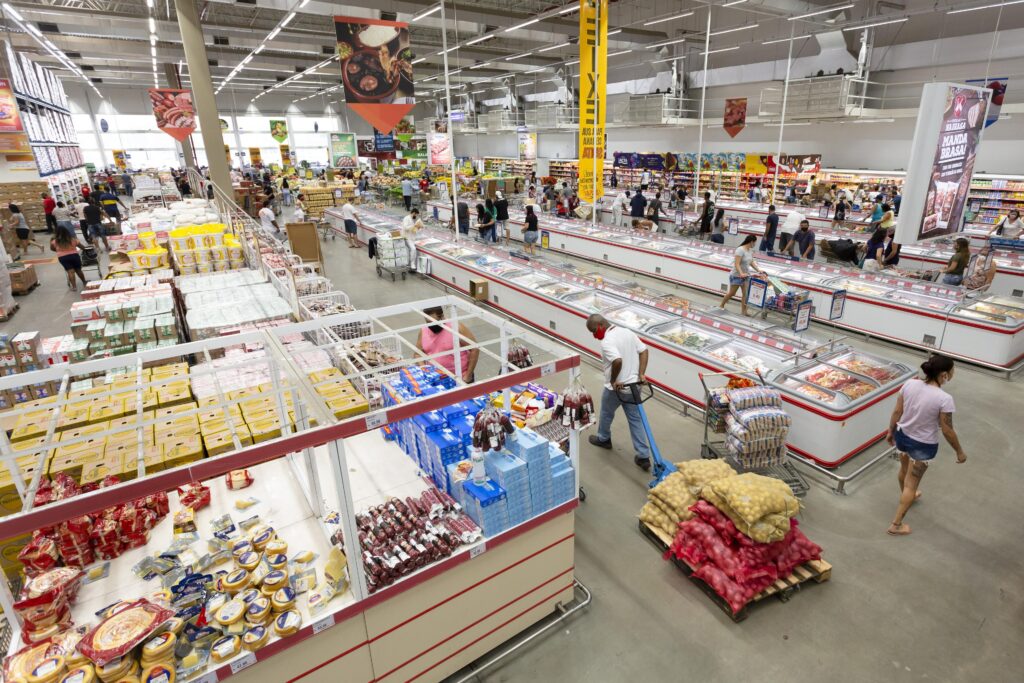 IPC-S cai 0,44% em agosto e acumula 3,76% em 12 meses, diz FGV Ibre