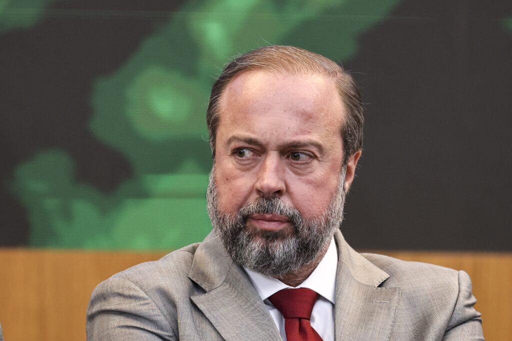 É preciso continuar a fechar cerco contra fraudadores no setor de combustíveis, diz Silveira