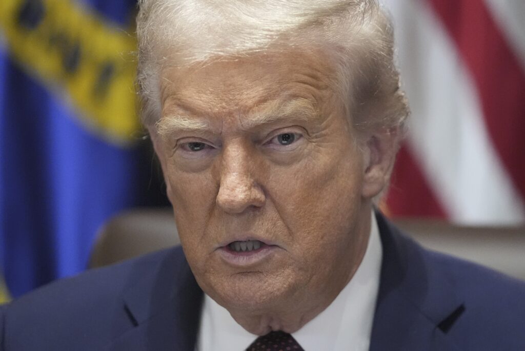 Trump avalia ataques contra cartéis na Venezuela, diz TV americana
