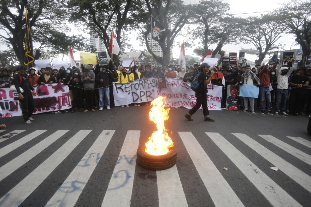 Estudantes na Indonésia desafiam repressão após mortes em protestos
