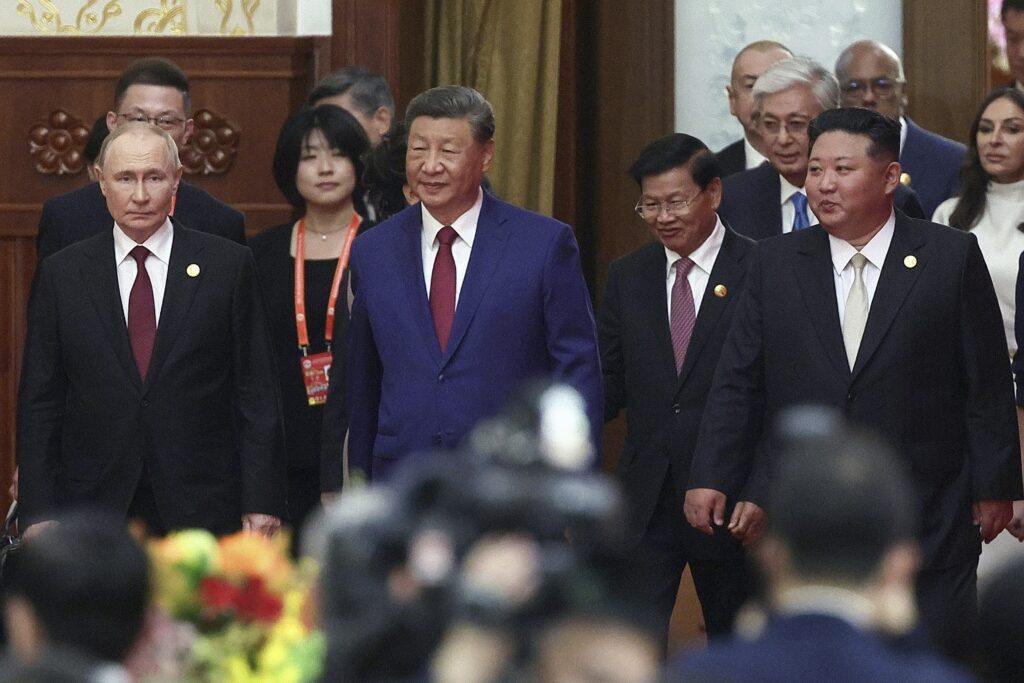 Xi Jinping e Kim Jong-un se reúnem em Pequim para discutir assuntos bilaterais Xi Jinping e Kim Jong-un se reúnem em Pequim para discutir assuntos bilaterais