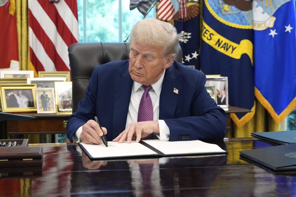 Trump assina ordem executiva contra países envolvidos em ‘detenções indevidas’ de cidadãos americanos Trump assina ordem executiva contra países envolvidos em ‘detenções indevidas’ de cidadãos americanos