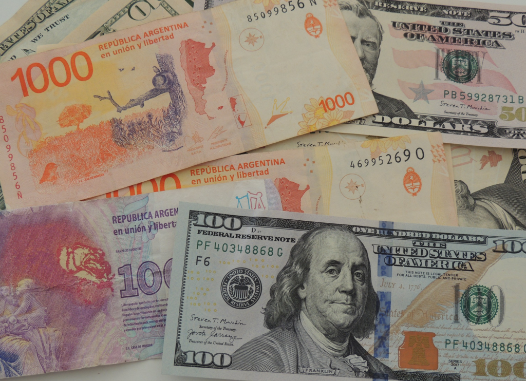 Risco-país da Argentina chega ao nível mais alto desde abril e se aproxima de 900 pontos