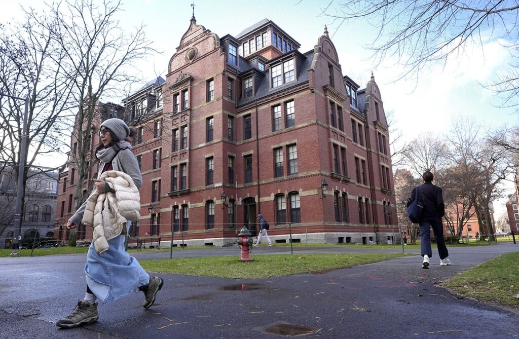Juíza nos EUA decide que corte de financiamento de Harvard por Trump é ilegal