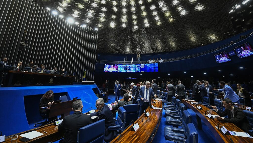 Senado aprova PEC 66 em 1º turno e mantém espaço no teto de gastos de 2026