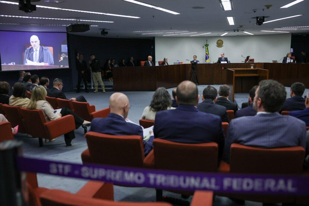 Julgamento de Bolsonaro impacta, mas não comove