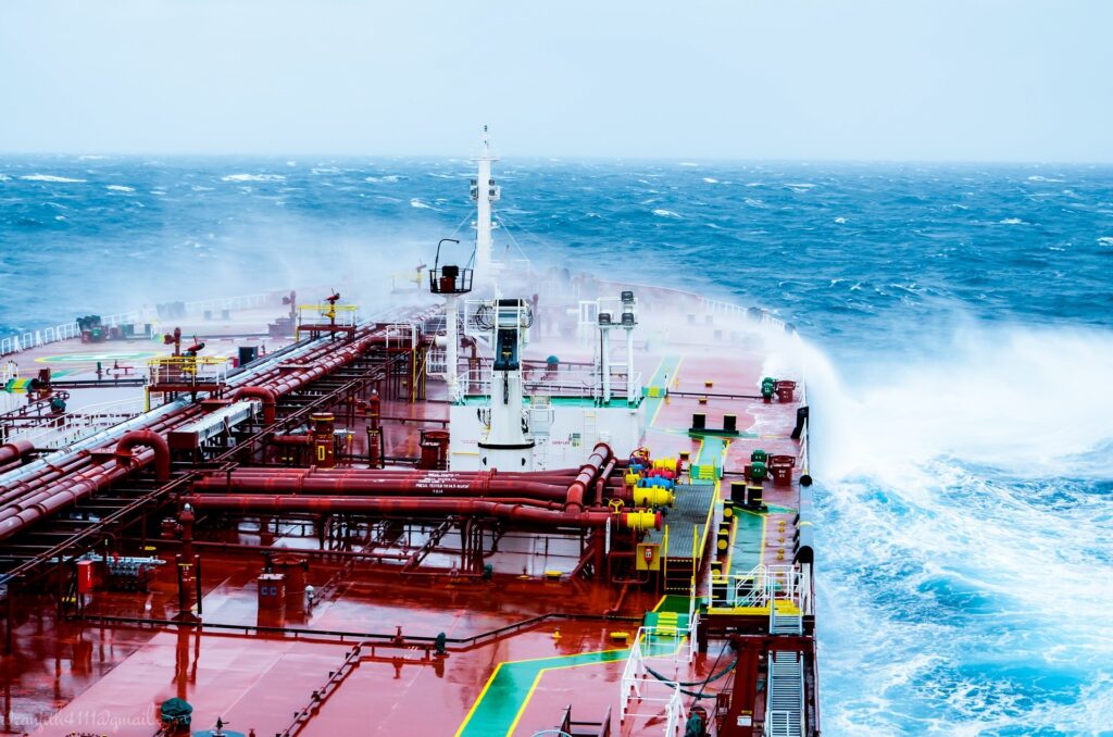 Petróleo sobe com tensões geopolíticas e excesso de oferta