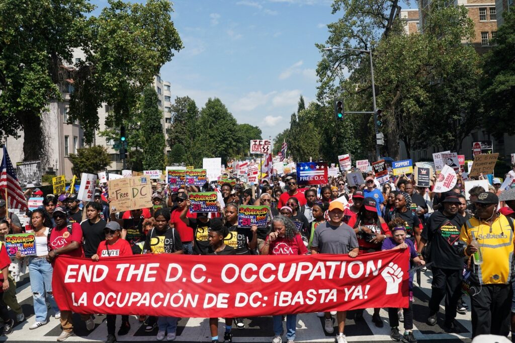 Milhares protestam contra Trump por envio de tropas federais a Washington