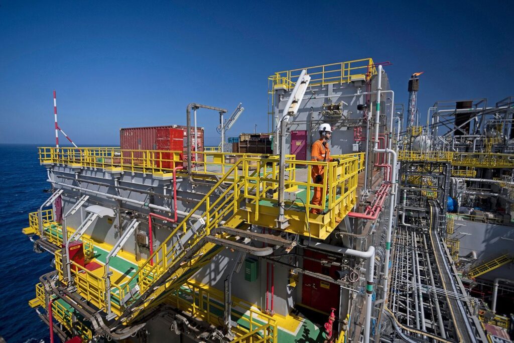 Petróleo cede mais de 2% com Opep+ e queda na atividade americana em foco