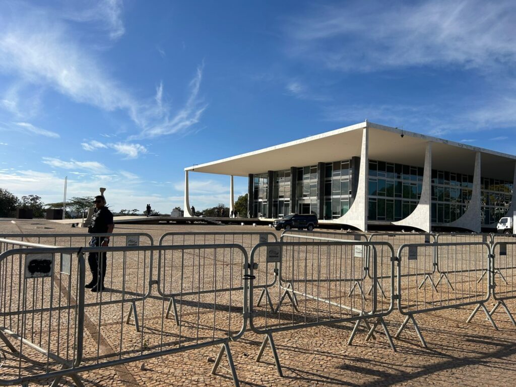 Segundo dia de julgamento de Bolsonaro tem filas mais curtas, mas segue com segurança reforçada