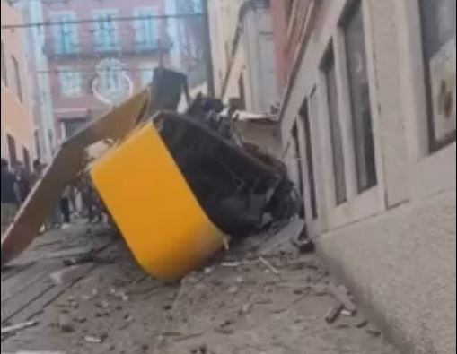 Elevador da Glória descarrilha em Lisboa e deixa ao menos três mortos Elevador da Glória descarrilha em Lisboa e deixa ao menos três mortos