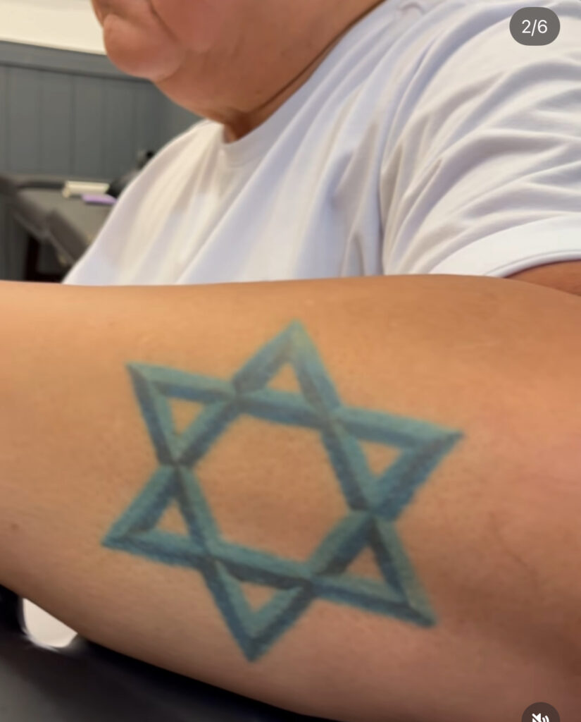 David Assayag troca estrela do Caprichoso por uma nova tatuagem de um gavião real