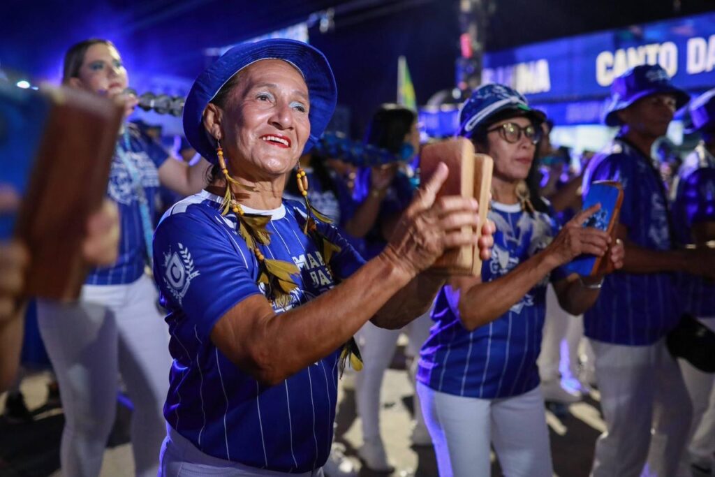 Festival de Parintins 2026: Boi de Rua reúne gerações de torcedores do Caprichoso nas ruas de Parintins