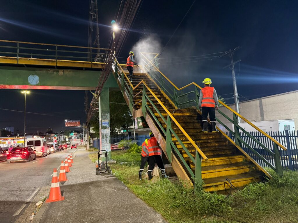 Prefeitura de Manaus inicia revitalização da passarela da avenida Pedro Teixeira em mais uma frente de obras noturnas